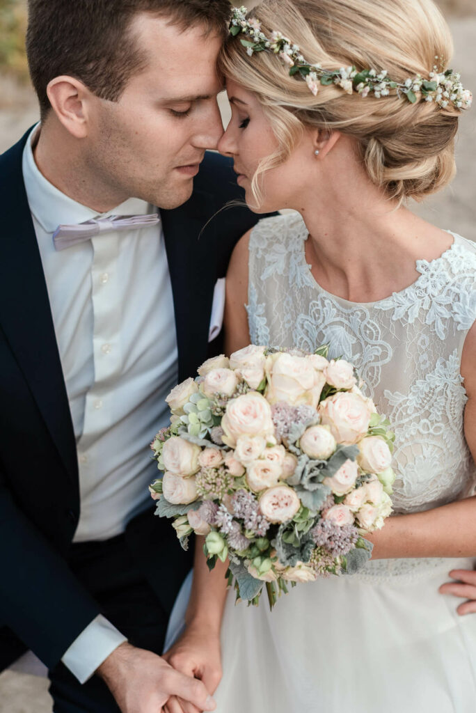 Hochzeitsfotograf aus Sottrum für Rotenburg und Bremen. Brautpaar Stirn an Stirn, mit Strauß in der Hand.