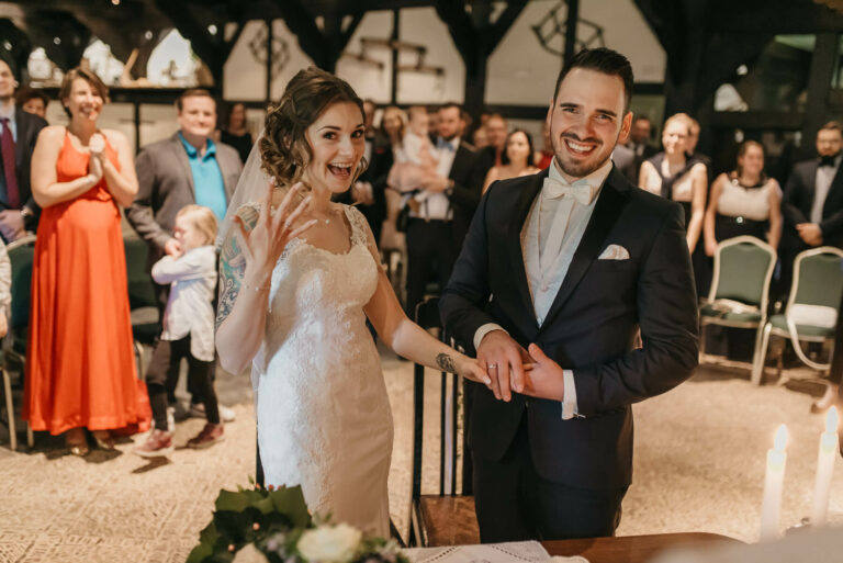 Hochzeitsfotograf für Rotenburg Wümme, Bremen, Brautpaar frisch verheiratet halten die Hände hoch und zeigen die Ringe in die Kamera