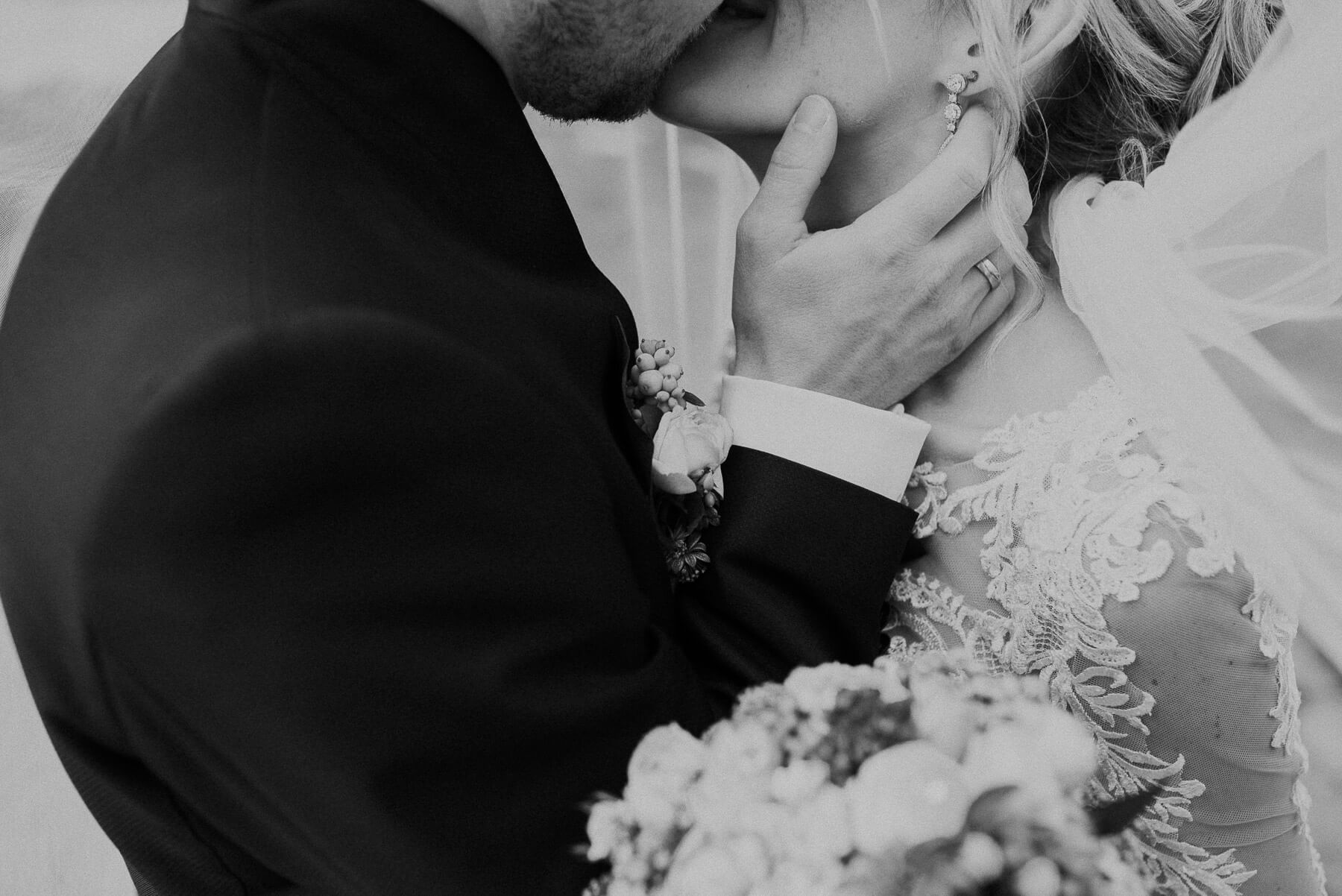 Hochzeitsfotograf Rotenburg und bremen. Foto in schwarz weiß. Die Köpfe sind angeschnitten. Das schönste Foto zur Hochzeit